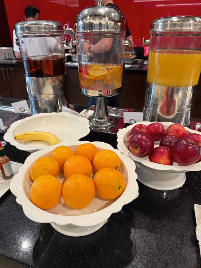 マルハバラウンジの飲み物カウンター オレンジジュースやりんごが並んでいる