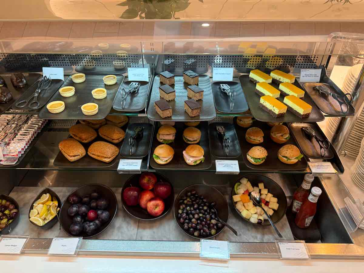 色とりどりのスィーツやミニハンバーガー、ドライフルーツなどがならんでいる