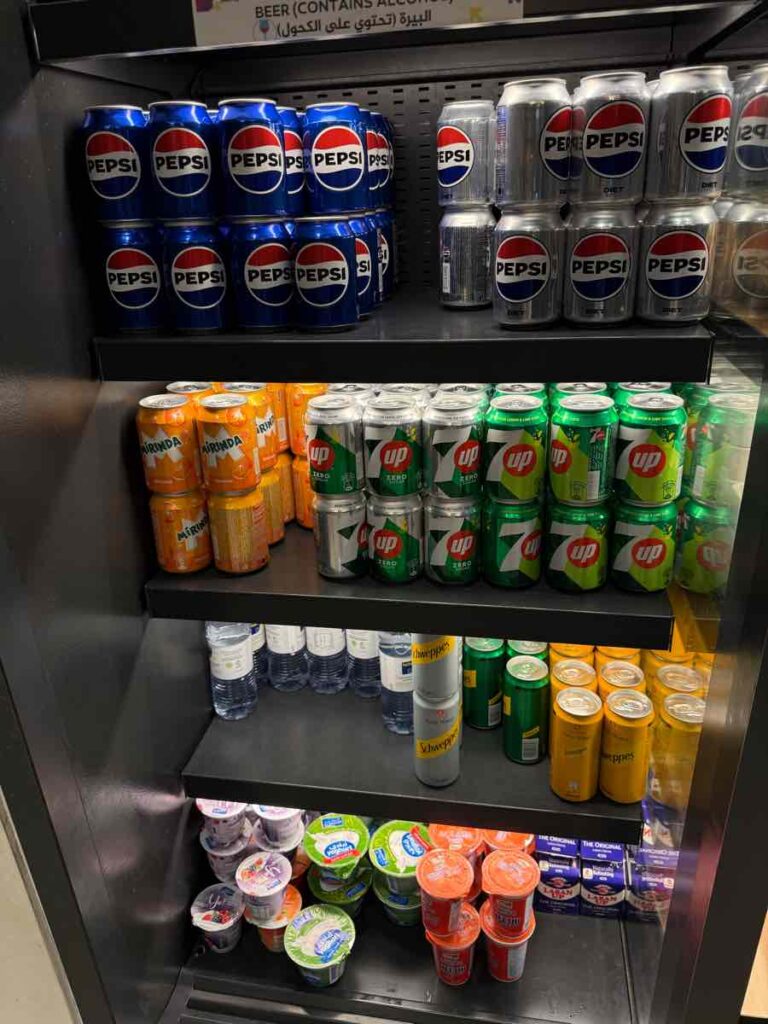 ラウンジ内冷蔵庫の中にペプシやその他のソフト飲料とゼリーなどが並んでいる