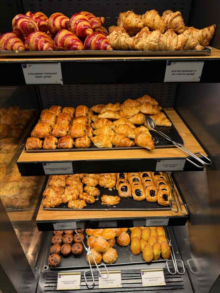 美味しそうなクロワッサンやデニッシュが所狭しと並んでいる