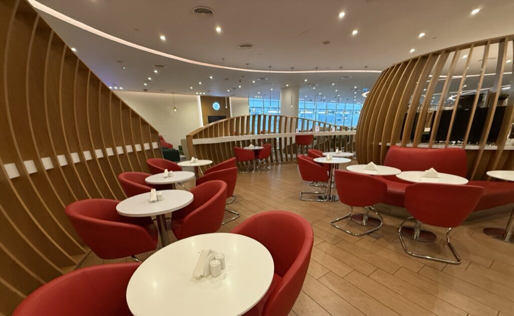 赤いソファが並んだドバイのスカイチームラウンジ全体像