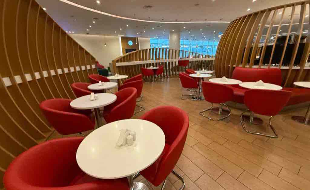 ドバイ 赤いソファがならんだお洒落なスカイチームラウンジ