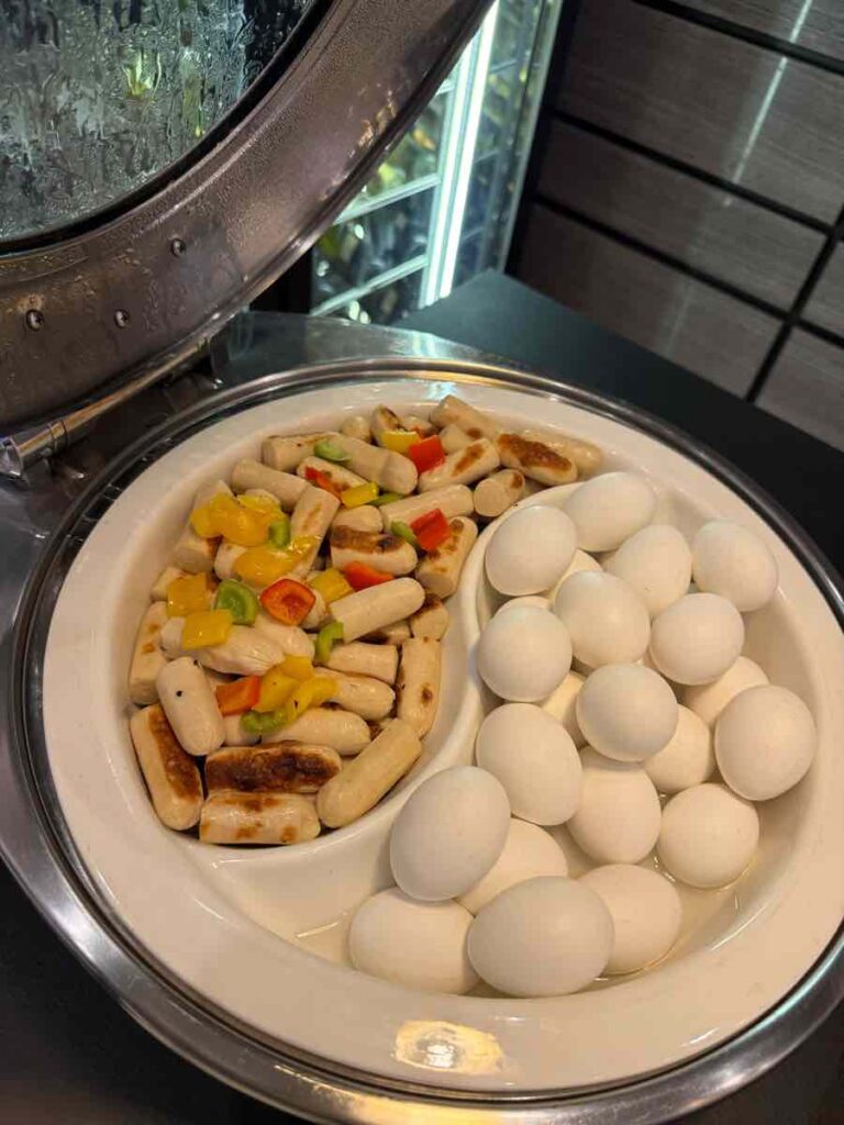 ゆで卵とベジタブルパスタ