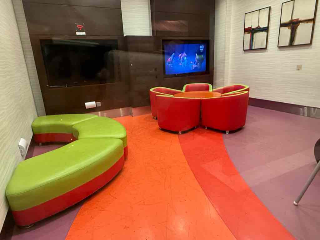 ラウンジ内の1部屋。カラフルなオレンジや赤、黄緑のソファがならんでいる。