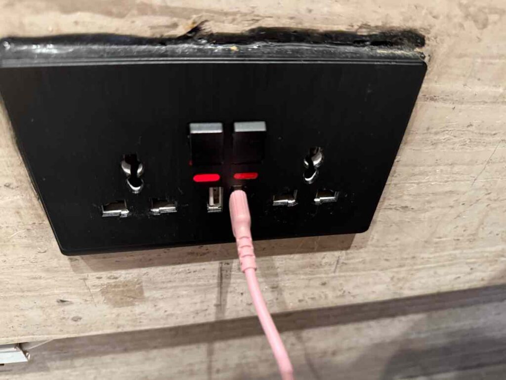 壁につけられたコンセントプラグ BF型とUSB