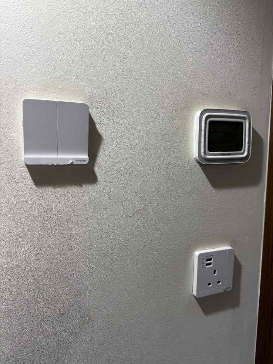 ドバイのsleep 'n flyの部屋のエアコンとBFコンセント