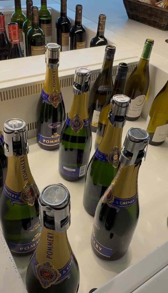 エールフランスのラウンジに並ぶシャンパン(ポメリー)のボトル