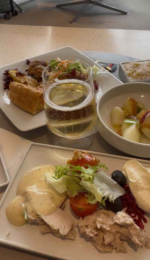 アペリティフ、サラダなど美味しそうなエールフランスのラウンジの食事