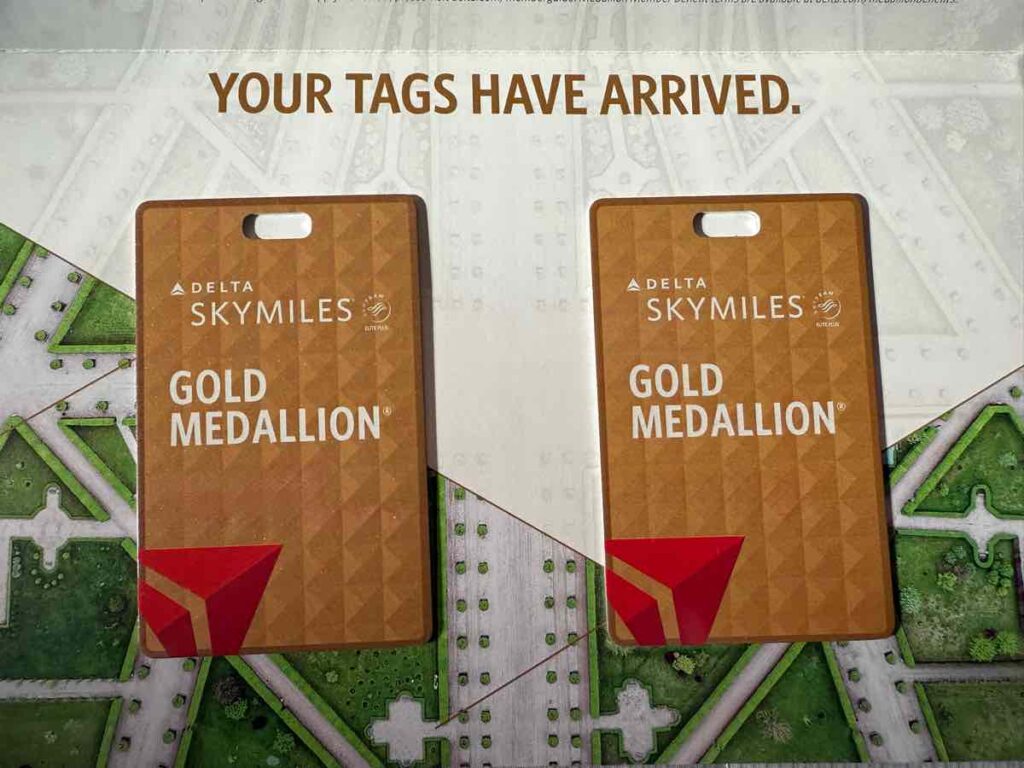 ゴールドメダリオンのスーツケースタグ