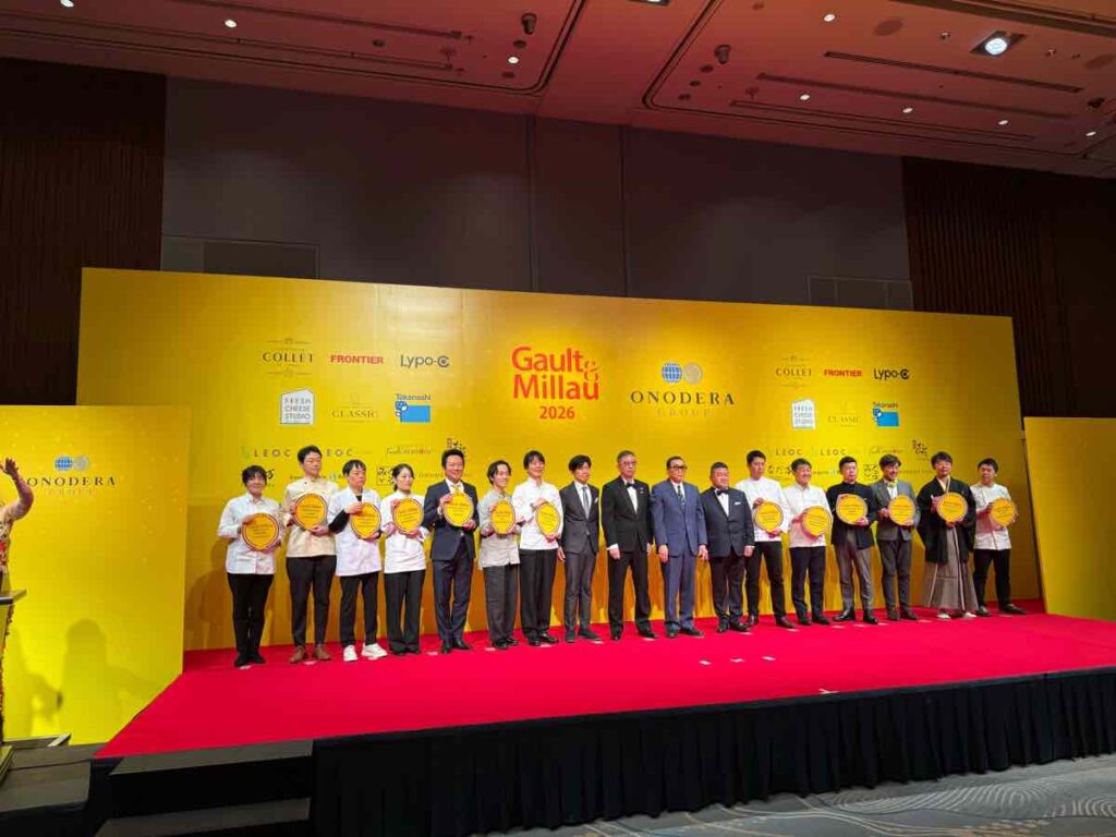 その他の賞を受賞した方々。ベストサービス・ホスピタリティ賞 : シェ・イノ(シェ・イノ/東京)
ベストソムリエ賞 : 大越 基裕(アンディ/東京)
ベストパティシエ賞 : 長屋 明花(ラグロワ/東京)
トランスミッション賞:菊地 美升 氏(ル・ブルギニオン/東京)
期待の若手シェフ賞:錦野 真弘 氏(ラームス/徳島)
期待の若手シェフ賞:山本 結以 氏(エスキス/東京)
イノベーション賞 : 伊達前鮨プロジェクト代表 株式会社ダイスイ 大森 圭/宮城)
トラディション賞 : 飯尾 彰浩(飯尾醸造/京都)
テロワール賞 : 荻原 貴幸(日本料理 柚木元/長野)
テロワール賞 : 松尾 直幹(ラルブル/東京)
明日のグランシェフ賞:葛原 将季 氏(レストラン レミニセンス/愛知)
明日のグランシェフ賞:砂山 利治 氏(SÉN/奈良)