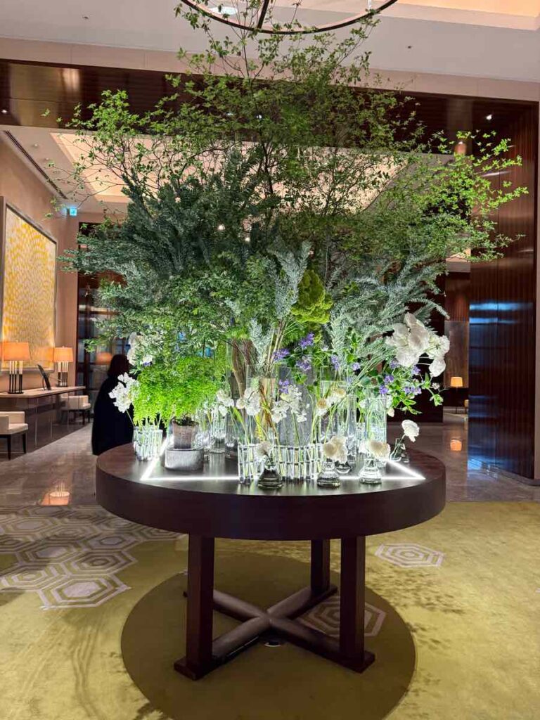 パレスホテルのロビーに飾られた美しい緑と白い花の生花