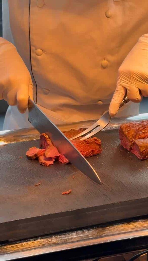 牛刀で切り分けられたローストビーフ