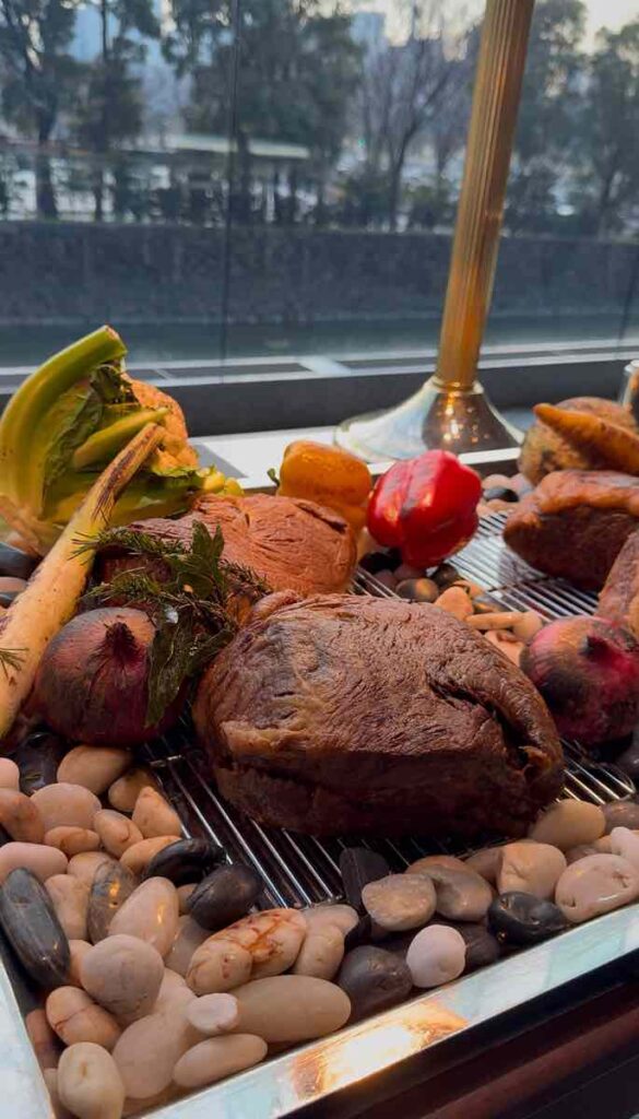 大きな塊のローストビーフ