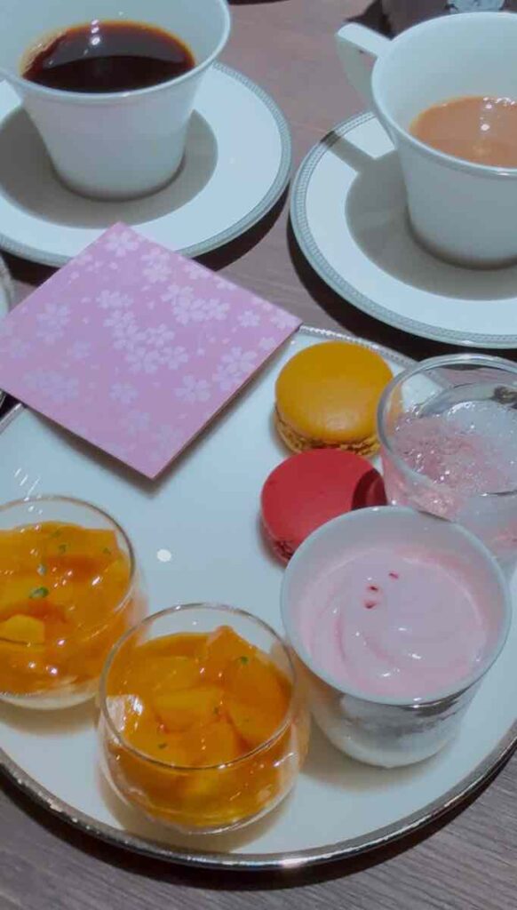 コーヒーとマンゴーのムース、マカロンと苺のソフトクリーム