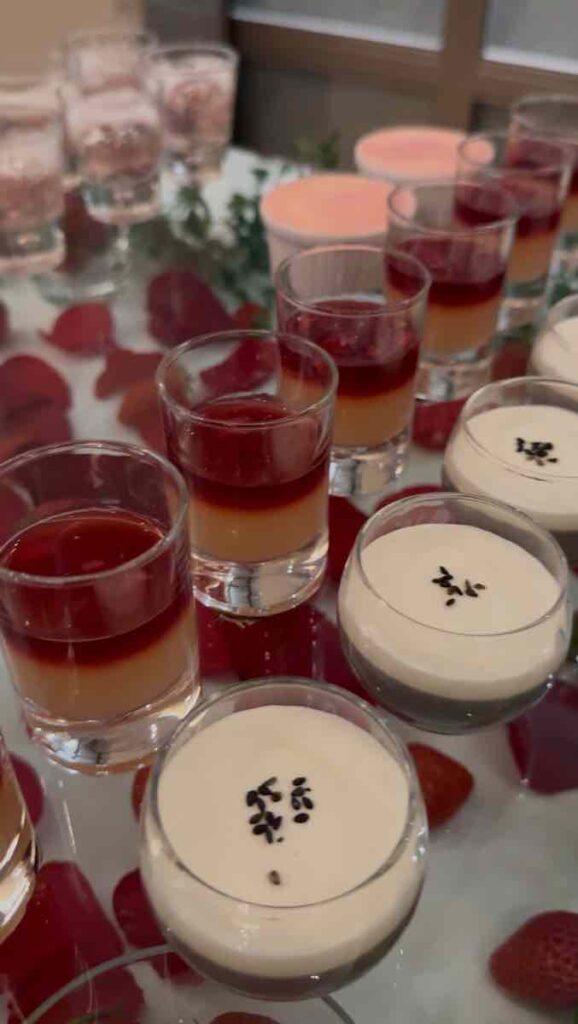 クランベリーのムースとホワイトゼリー