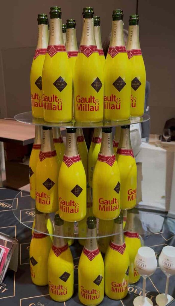 ゴエミヨとロゴの入った黄色いシャンパングラス