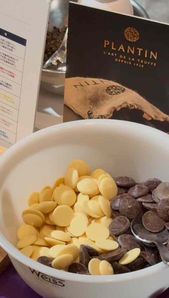 器にたくさん入った丸いホワイトチョコとミルクチョコレート