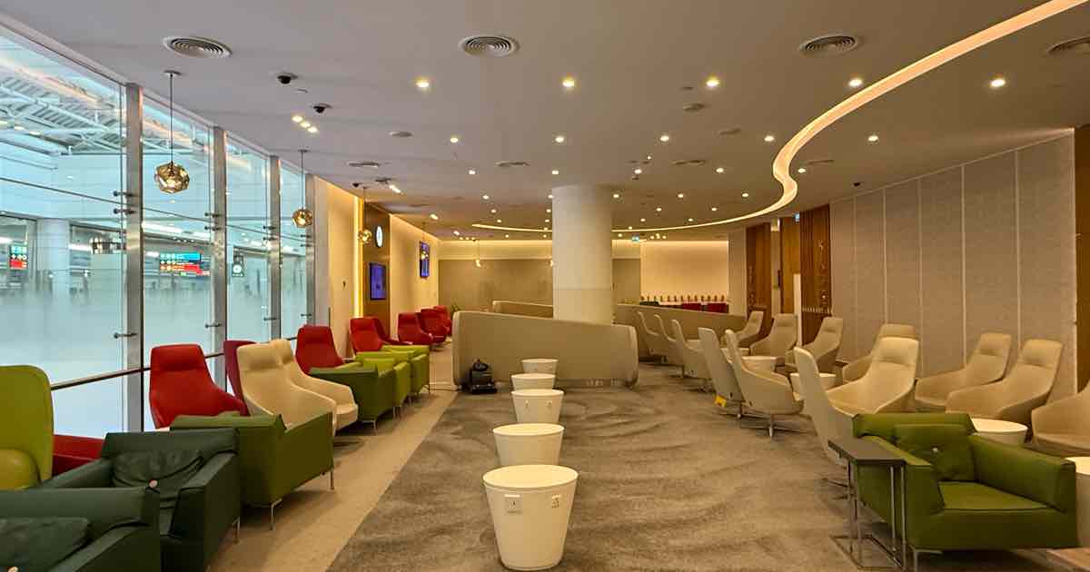 ドバイ 赤いソファがならんだお洒落なスカイチームラウンジ